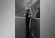 Confusão em voo da American Airlines: brasileira tenta entrar em cabine