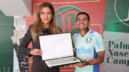 Leila Pereira e Dudu em homenagem no Palmeiras