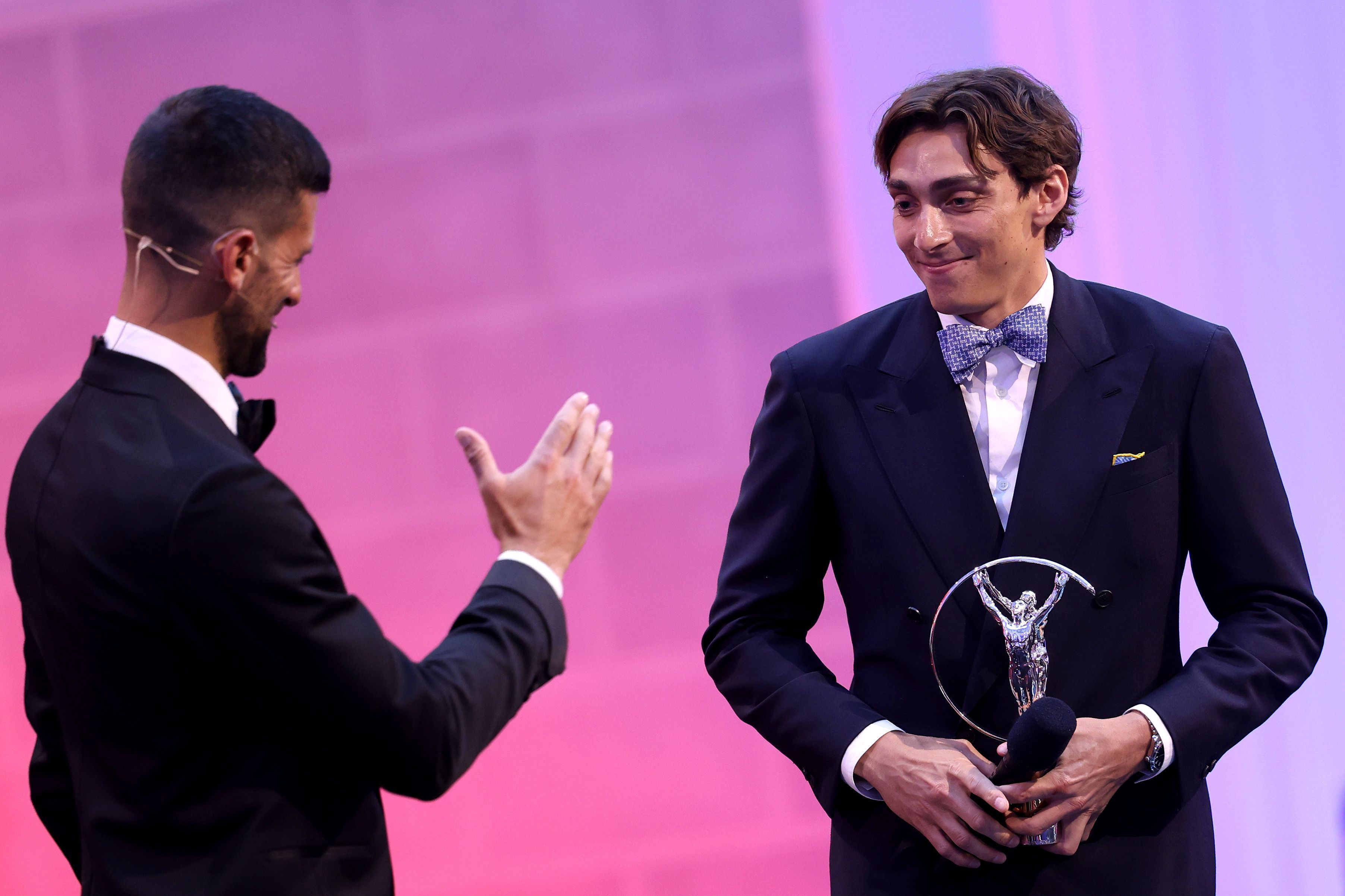 Mondo Duplantis recebeu o prêmio das mãos do tenista Novak Djokovic • Foto: Pablo Cuadra/Getty Images for Laureus