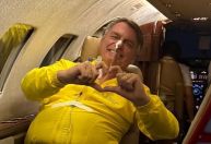 Bolsonaro diz que está "se recuperando" com "cuidados intensivos"