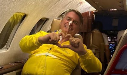 Bolsonaro posa para foto a bordo de UTI aérea rumo a Brasília