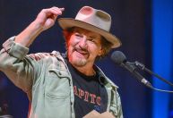Documentário conta busca de Eddie Vedder por cura de doença rara