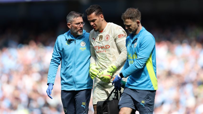 Ederson sente lesão em partida contra o Crystal Palace • Foto: Matt McNulty/Getty Images