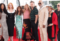 Atriz de "Grey's Anatomy" reúne elenco ao ganhar estrela na Calçada da Fama