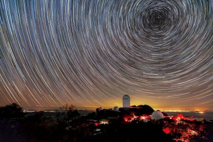 Rastros de estrelas podem ser vistos após uma exposição de uma hora acima do Observatório Nacional Kitt Peak, lar do Telescópio Nicholas U. Mayall de 4 metros e do Instrumento Espectroscópico de Energia Escura