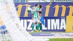 Ênio, atacante do Juventude, comemora gol