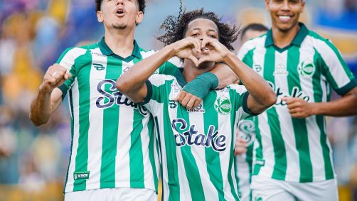Ênio, atacante do Juventude, comemora gol