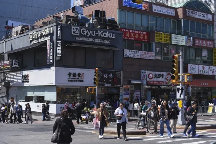 Pessoas andam pelo bairro Flushing, no Queens, que tem uma população majoritariamente asiática • Nova York, EUA - 18/04/2025, Emmalee Reed / CNN Internacional