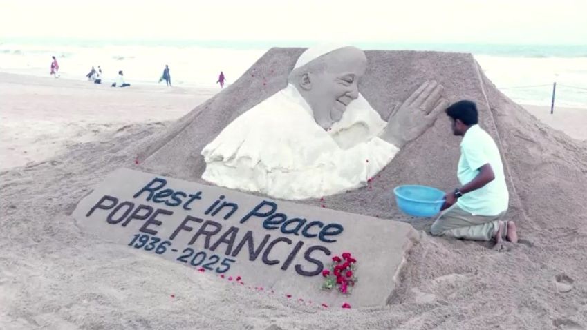 Escultura exibe a frase "descanse em paz" e os anos de nascimento e falecimento do Papa Francisco • ANI News (Índia)