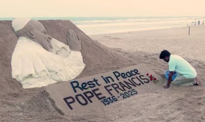 Papa Francisco recebe homenagem na areia por artista indiano