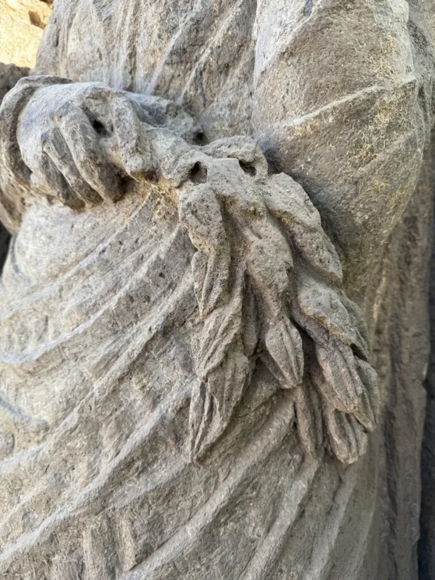 A estátua feminina parecia estar segurando folhas de louro, que eram usadas para purificar espaços religiosos • Parque Arqueológico de Pompéia