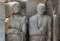 Estátuas raras em tamanho real são descobertas em tumba de Pompeia