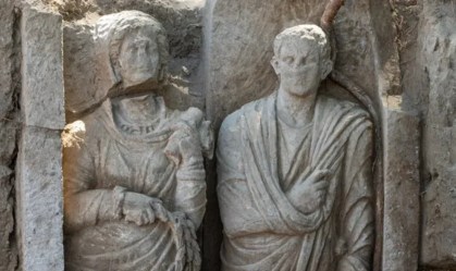 Estátuas raras em tamanho real são descobertas em tumba de Pompeia