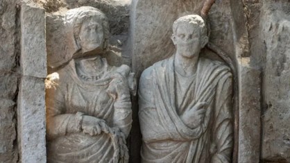 O relevo funerário de um homem e uma mulher foi descoberto durante a escavação de um túmulo do lado de fora dos portões de Pompeia