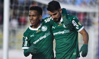 Estêvão e Flaco López comemoram gol do Palmeiras sobre o Bolívar