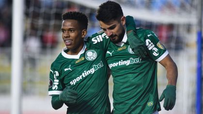 Estêvão e Flaco López comemoram gol do Palmeiras sobre o Bolívar