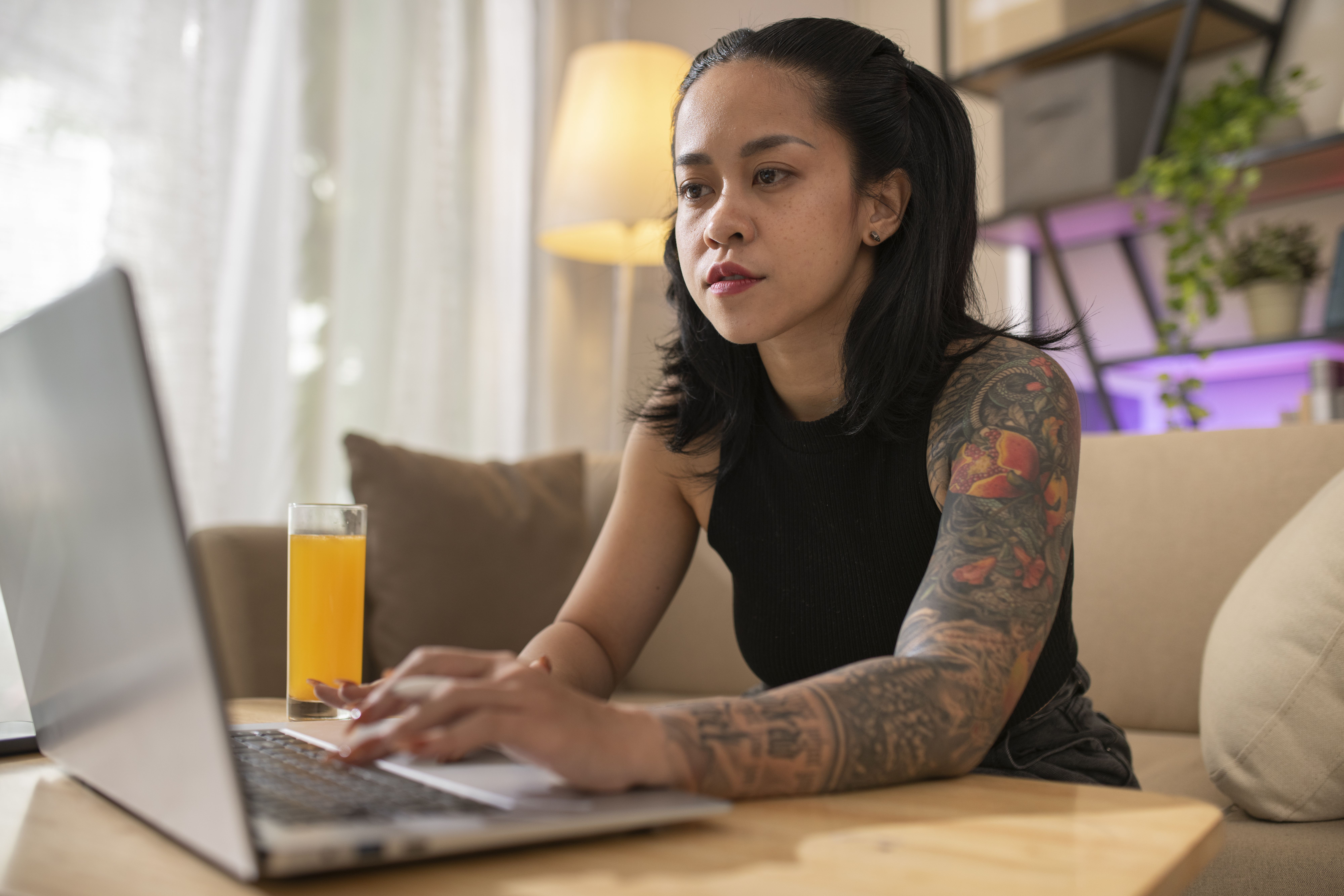 estudante fazendo prova online