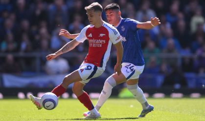 Arsenal empata com o Everton e se complica na corrida pelo título