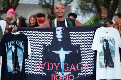 Ambulante vende itens alusivos à estrela pop Lady Gaga do lado de fora do hotel Copacabana Palace, no Rio de Janeiro