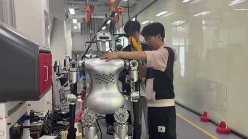 Robô humanoide sendo fabricado em indústria da China