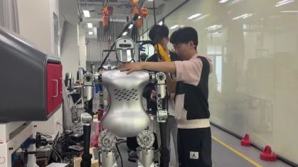 Robô humanoide sendo fabricado em indústria da China