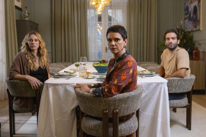 Heleninha (Paolla Oliveira), Celina (Malu Galli) e Afonso (Humberto Carrão) ficam ansiosos com a expectativa da chegada de Odete Roitman (Debora Bloch) • Globo/ Fábio Rocha