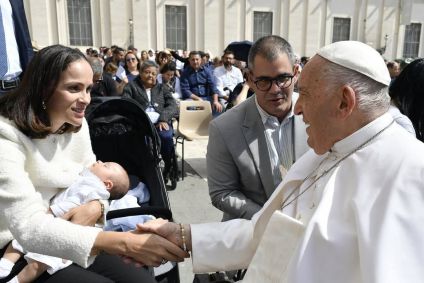 Letícia, Juliano e Estevão Cazarré com o papa Francisco