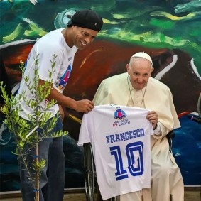 Ronaldinho Gaúcho com o papa Francisco