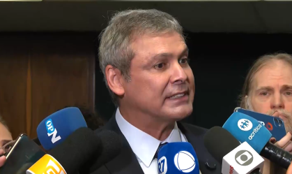 Líder do PT critica partidos da base que assinaram urgência para anistia