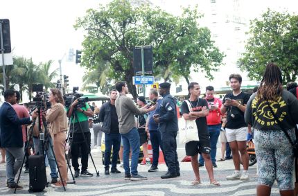 Movimento nas imediações do hotel Copacabana Palace, onde está hospedada a cantora norte-americana Lady Gaga, em Copacabana, na zona sul do Rio de Janeiro, nesta terça-feira, 29 de abril de 2025