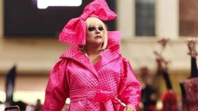 Modelos reproduzem looks de Lady Gaga em desfile na Central do Brasil