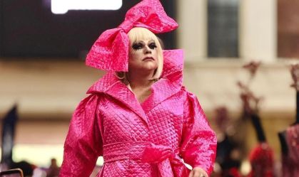 Modelos reproduzem looks de Lady Gaga em desfile na Central do Brasil