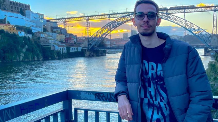 Felipe Schueng com camiseta com música de Lady Gaga, "Born This Way" • Arquivo pessoal
