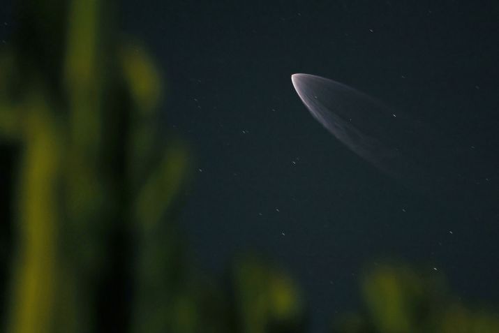 Um foguete SpaceX Falcon 9 com uma carga útil de 20 satélites de internet Starlink segue para o espaço após decolar da Base da Força Espacial de Vandenberg em 4 de dezembro • Kevin Carter/Getty Images