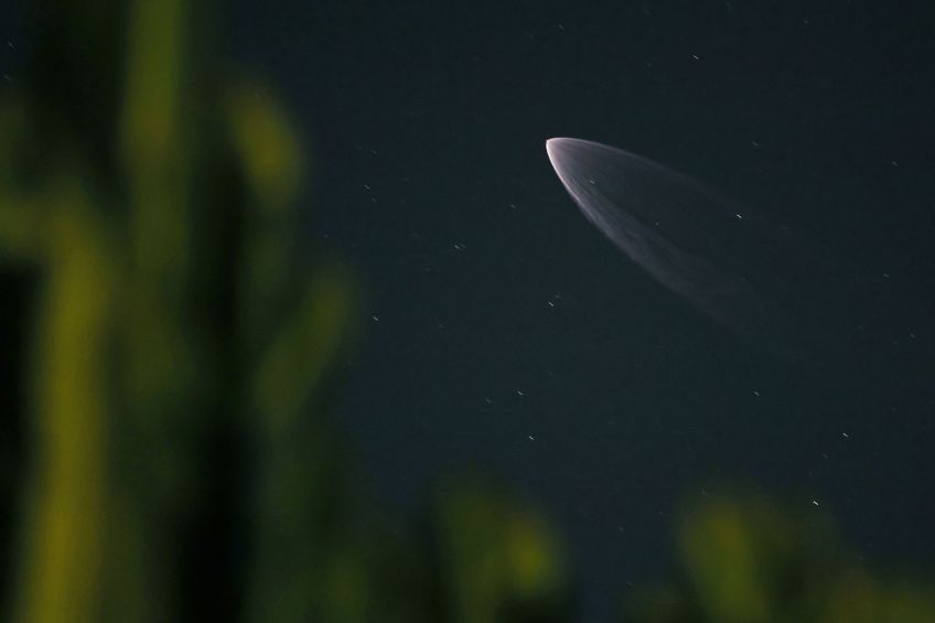 Um foguete SpaceX Falcon 9 com uma carga útil de 20 satélites de internet Starlink segue para o espaço após decolar da Base da Força Espacial de Vandenberg em 4 de dezembro • Kevin Carter/Getty Images