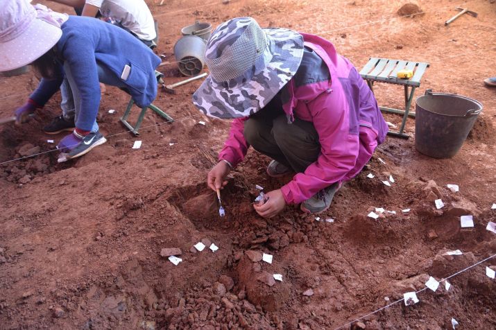 A descoberta marca a primeira vez que o estilo de ferramenta de pedra associado aos neandertais, chamado Quina, foi encontrado no Leste Asiático, disse a equipe do estudo • Qi-Jun Ruan/Hao Li via CNN Newsource