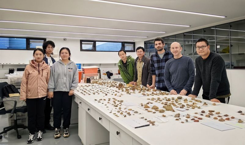 Os escavadores desenterraram centenas de ferramentas de pedra do local durante escavações em 2019 e 2020. O coautor do estudo Davide Delpiano (terceiro da direita) da Universidade de Ferrara é visto com membros da equipe de pesquisa • Qi-Jun Ruan/Hao Li via CNN Newsource