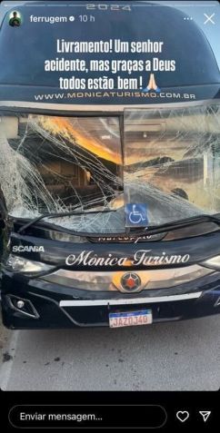 Ferrugem mostra como ônibus ficou após acidente • Instagram/Ferrugem