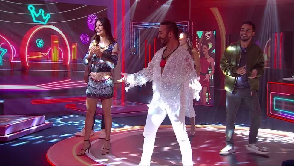 Top 5 do BBB25 recebe jantar especial com retrospectivas da temporada