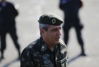 Visita a Braga Netto tem orações e entrega de presentes