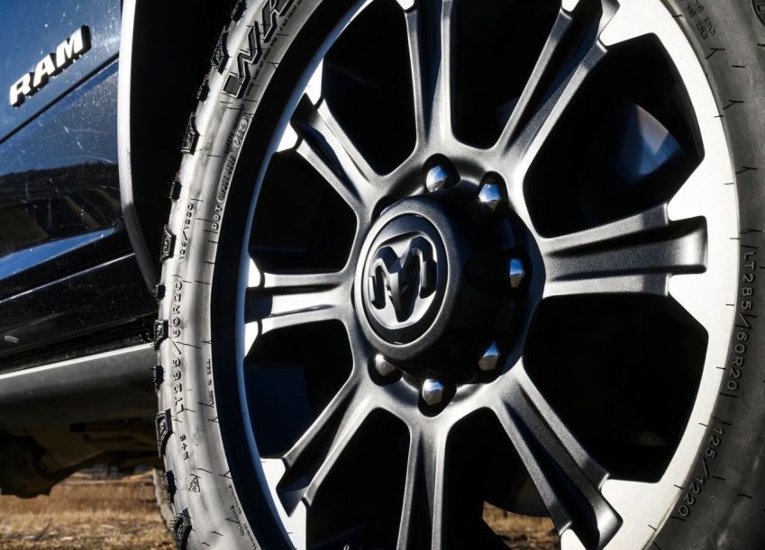 “Cabelinho” no pneu é a sobras do processo de fabricação • Divulgação