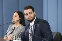 Filipe Martins pede que Eduardo, Carlos e diplomatas sejam ouvidos no STF