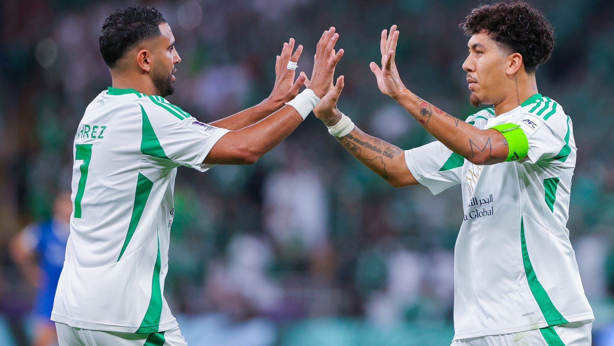 Firmino comemora gol pelo Al-Ahli