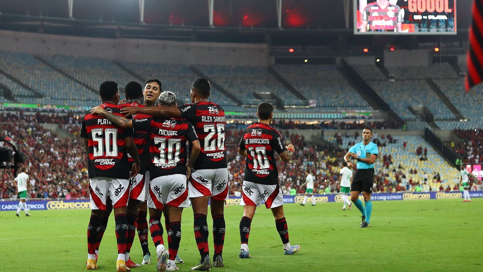 Jogadores do Flamengo celebram um dos seis gols na goleada sobre o Juventude no Maracanã