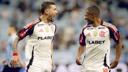Arrascaeta celebra seu segundo gol pelo Flamengo contra o Grêmio com o companheiro De la Cruz