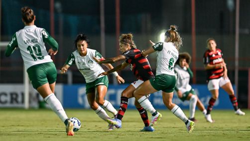 Lance de Flamengo x Palmeiras pelo Brasileiro Feminino