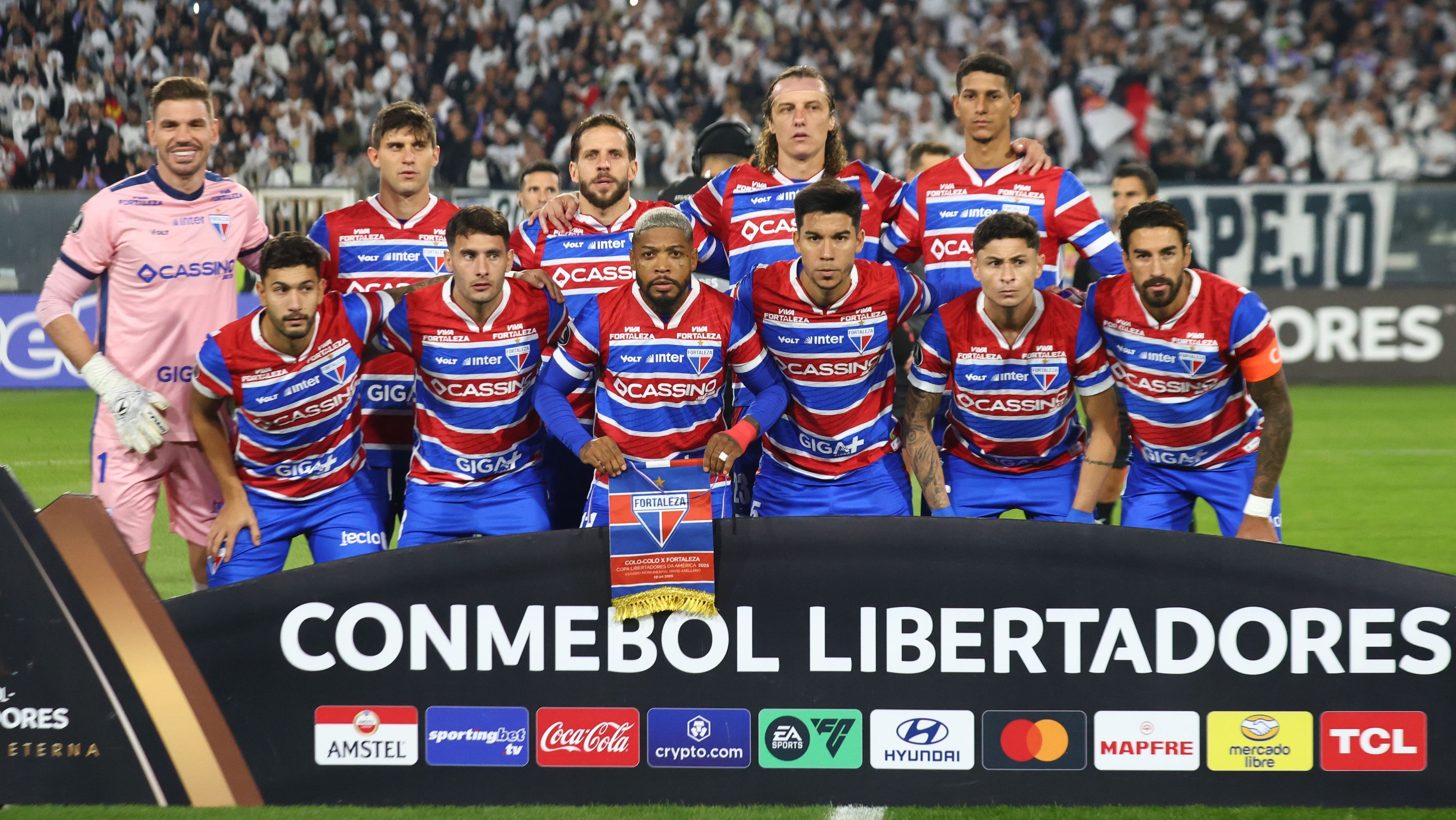 Fortaleza posa para foto oficial antes do duelo contra o Colo-Colo