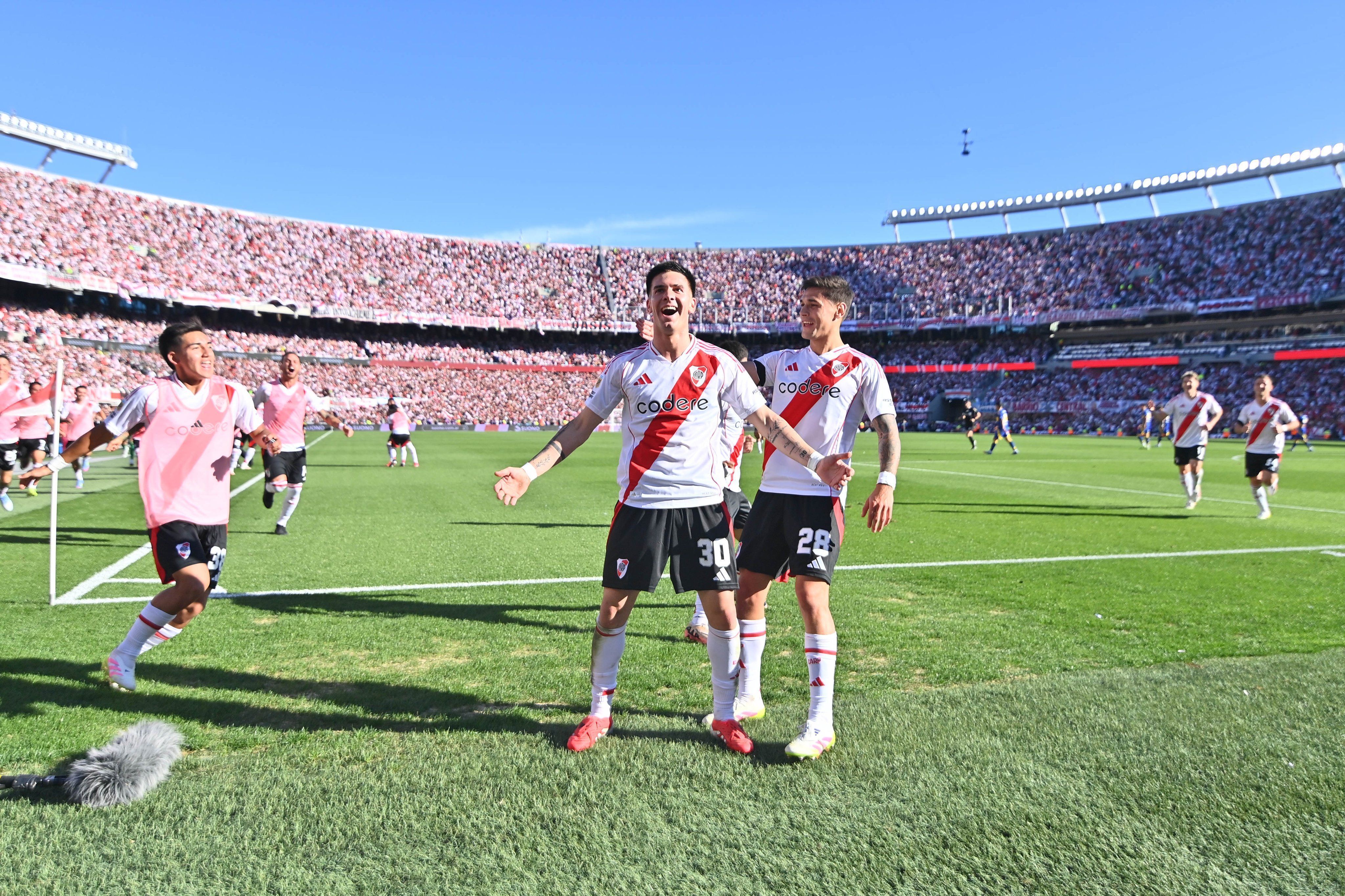 Franco Mastantuono comemora o golaço de falta na vitória do River Plate sobre o Boca Juniors