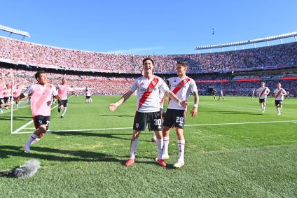 Franco Mastantuono comemora o golaço de falta na vitória do River Plate sobre o Boca Juniors