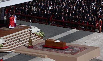 Papa atendeu periferias e foi contra guerras, diz cardeal em funeral